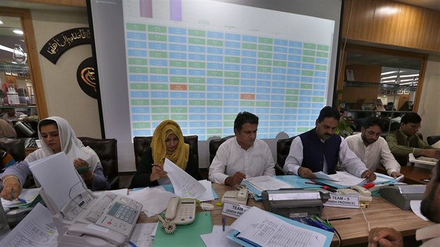 Pákistánská volební komise sestavuje oficiální výsledky parlamentních voleb v Islámábádu. (26. července 2018)