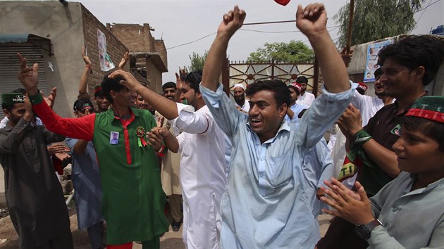 Příznivci Imrana Chána začali den po pákistánských  volbách oslavovat v Péšávaru. (26. července 2018)