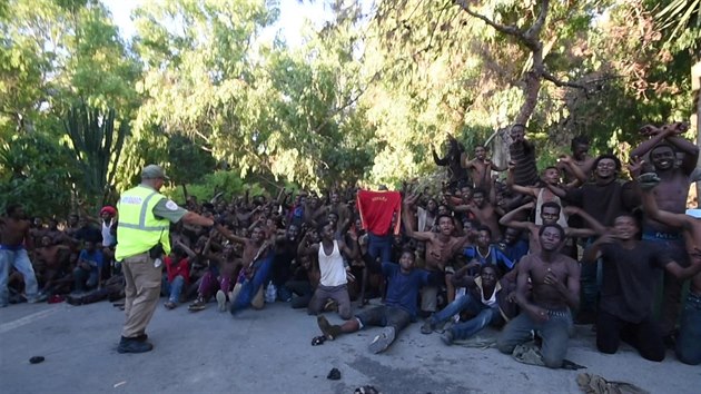 Zhruba 600 migrantů proniklo z Maroka do severoafrické španělské enklávy Ceuta. (26. července 2018)