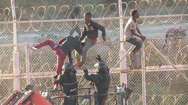 Zhruba 600 migrantů proniklo z Maroka do severoafrické španělské enklávy Ceuta. (26. července 2018)