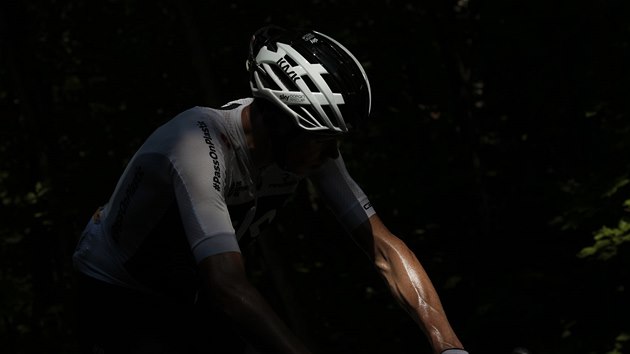 Britsk cyklista Chris Froome projd stnem bhem 14. etapy Tour de France.