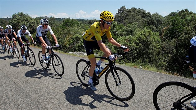 Prbn vedouc jezdec Tour de France Geraint Thomas z tmu Sky (ve lutm) jede ve 14. etap obklopen svmi stjovmi kolegy.