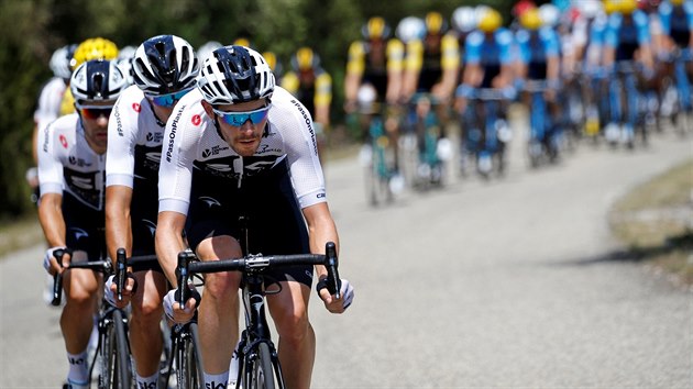 Brit Luke Rowe z tmu Sky veze peloton ve 14. etap Tour de France.