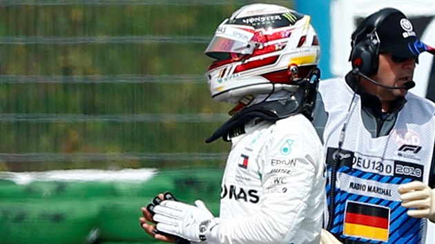 Brit Lewis Hamilton ze stje Mercedes odchz od svho nepojzdnho vozu v kvalifikaci na Velkou cenu Nmecka.