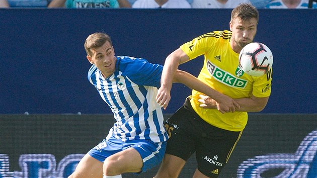 Taras Kačaraba z Liberce (vlevo) a Tomáš Wágner z Karviné bojují o míč.