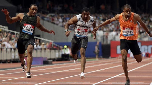 Amerian Ronnie Baker (vlevo) vtz v zvod na 100 metr na Diamantov lize v Londn. Druh skonil domc Zharnel Hughes (vpravo), Jamajan Yohan Blake dobhl tvrt.