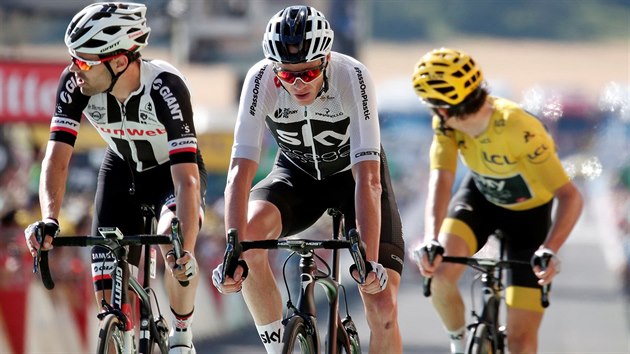 Britští jezdci týmu Sky Chris Froome (uprostřed) a Geraint Thomas (ve žlutém) přijíždějí společně s Tomem Dumoulinem z týmu Sunweb do cíle 14. etapy Tour de France.