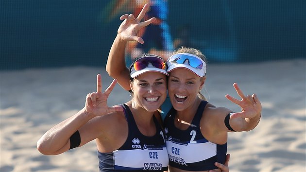 Barbora Hermannová (vlevo) a Markéta Nausch Sluková se radují ze zisku bronzových medailí na ME plážových volejbalistek.