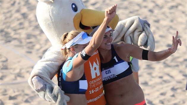 Barbora Hermannová (vpravo) a Markéta Nausch Sluková se radují ze zisku bronzových medailí na ME plážových volejbalistek.