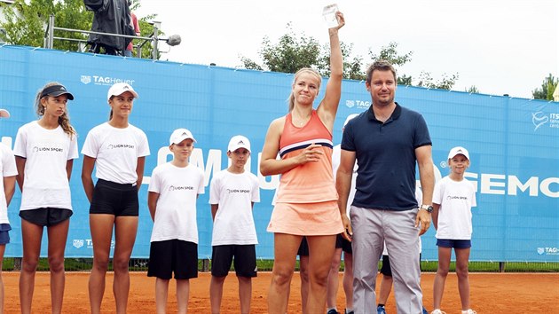 Poraen finalistka tenisovho turnaje v Olomouci Karolna Muchov dkuje divkm za podporu.