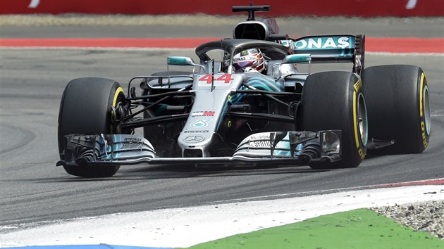 Britský pilot stáje Mercedes Lewis Hamilton na trati Velké ceny Německa
