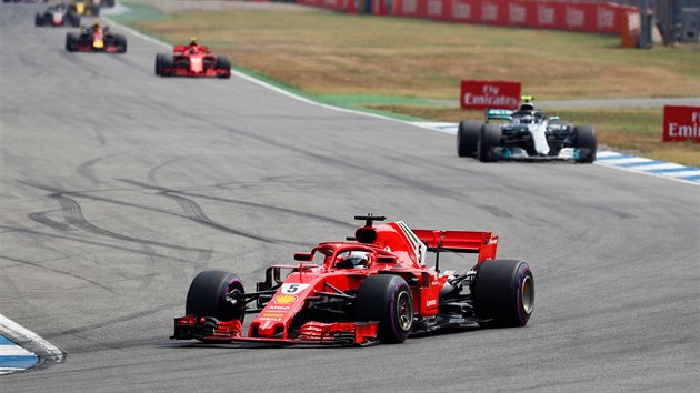 Sebastian Vettel jede se svm rudm vozem Ferrari v prbhu Velk ceny Nmecka na prvnm mst.