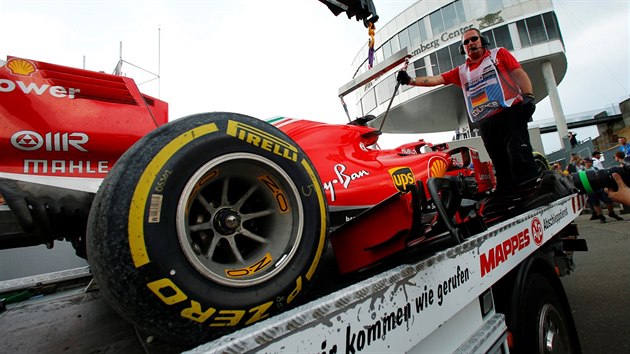 Odtahová služba odklízí havarovaný vůz Sebastiana Vettela z tratě Velké ceny Německa.
