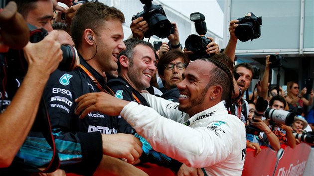 Britský pilot Lewis Hamilton se společně s týmem raduje z vítězství ve Velké ceně Německa.