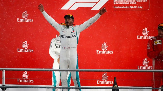 Lewis Hamilton slaví na pódiu vítězství ve Velké ceně Německa.