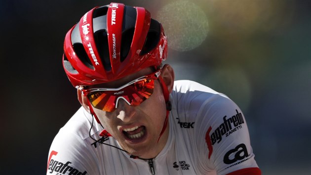 Vyerpan Nizozemec Bauke Mollema dojd do cle 15. etapy Tour de France na tetm mst.