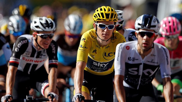 Brit Geraint Thomas (ve lutm) protn cl 15. etapy Tour de France.