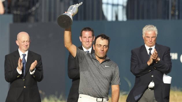 Italsk golfista Francesco Molinari zved nad hlavu trofej pro vtze British Open.