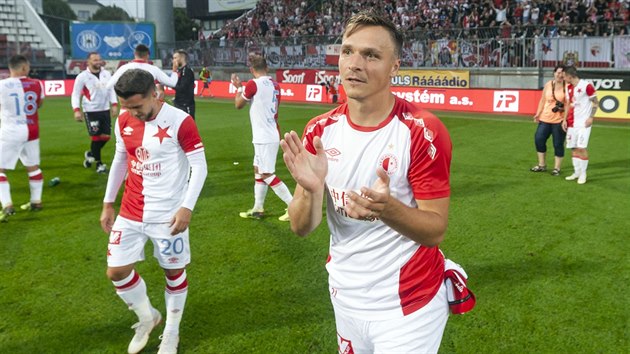Stanislav Tecl (v poped) spolen s ostatnmi fotbalisty Slavie dkuje fanoukm za podporu v utkn proti Olomouci.