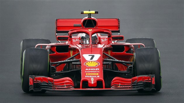 Finsk jezdec Kimi Raikkonen stje Ferrari bhem kvalifikace na Velkou cenu Maarska.