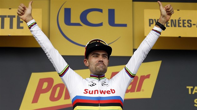 Nizozemsk cyklista Tom Dumoulin oslavuje etapov vtzstv na Tour de France.