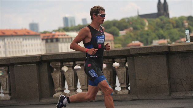 Lukáš Kočař proběhl cílem na 6. místě celkového pořadí v triatlonovém závodě v Praze.