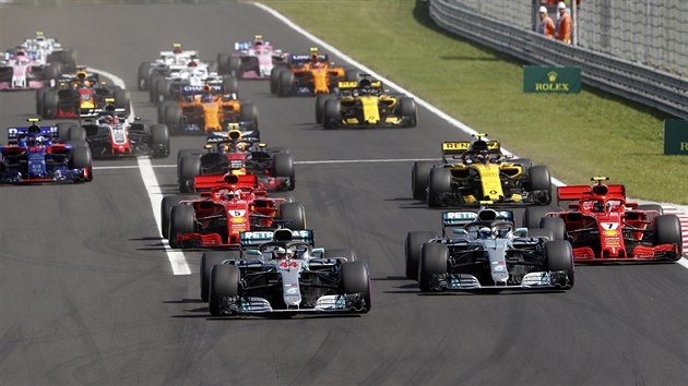 Start Velk ceny Maarska, vepedu jede Lewis Hamilton (slo 44), vpravo Valtteri Bottas.