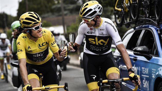 NA ZDRAV. Britsk jezdec ve lutm trikotu a vtz Tour de France Geraint Thomas si pipj s Chrisem Froomem na poest.