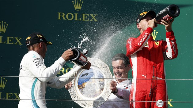 Britsk jezdec Lewis Hamilton si uv vtzstv v Maarsku. Sebastian Vettel pije na oslavu vedle nj.