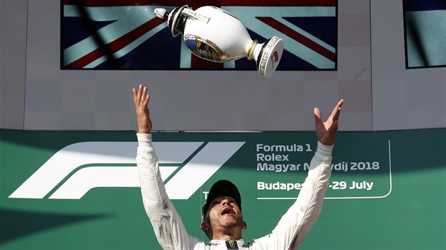 Lewis Hamilton s pohrem pro vtze Velk ceny Maarska.