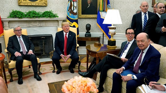 Americk prezident Donald Trump se setkal v Blm dom s pedsedou Evropsk komise Jeanem-Claudem Junckerem. (25. ervence 2018)