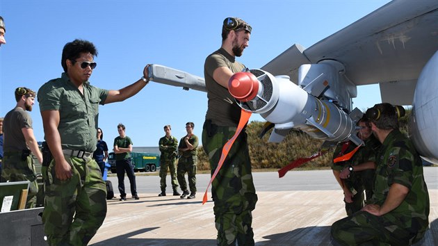 Zbrojíři připravují letoun Gripen do boje s lesními požáry ve Švédsku