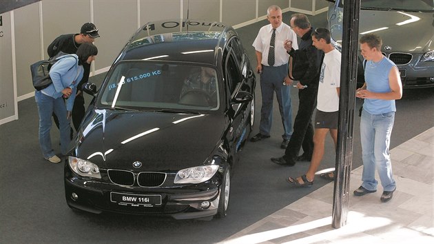 BMW 116i při představení na autosalonu na olomouckém Výstavišti Flora v roce 2004.