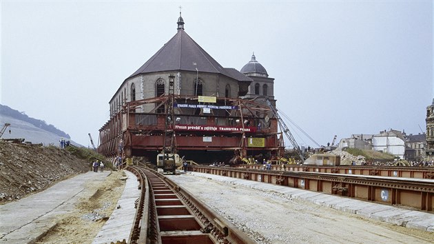Mostecký kostel Nanebevzetí Panny Marie během přesunu 30. září 1975.