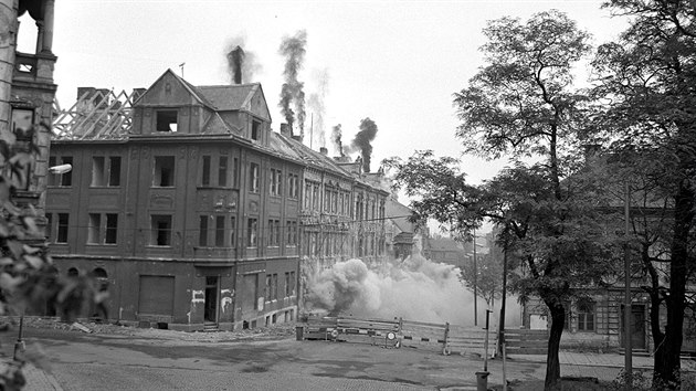 Odstřelování historických domů v Tylově ulici v Mostě (8. října 1968)