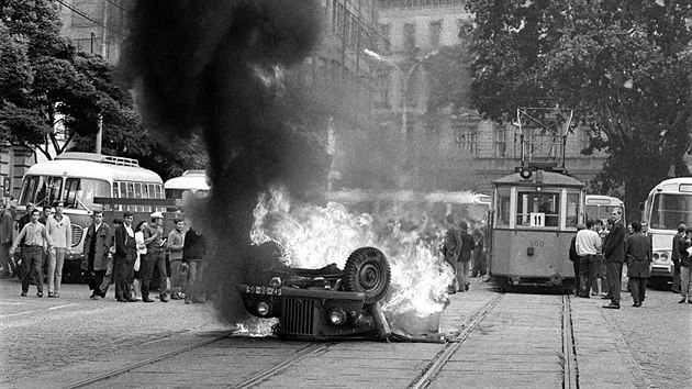 Hoc automobil na kiovatce Divadeln a Beneovy ulice v Brn bhem invaze vojsk Varavsk smlouvy. (srpen 1968)