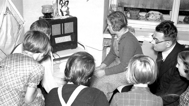 Rozhlasov� p�ij�ma� b�val ned�lnou sou��st� prvorepublikov�ch byt�. Na sn�mku rodina poslouch� projev prezidenta Edvarda Bene�e. (10. z��� 1938)