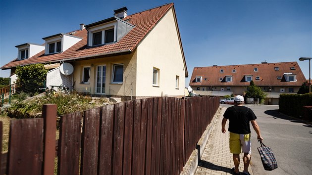 Bývalí klienti H-Systemu si byty v Horoměřicích dostavěli svépomocí. (24. července 2018)