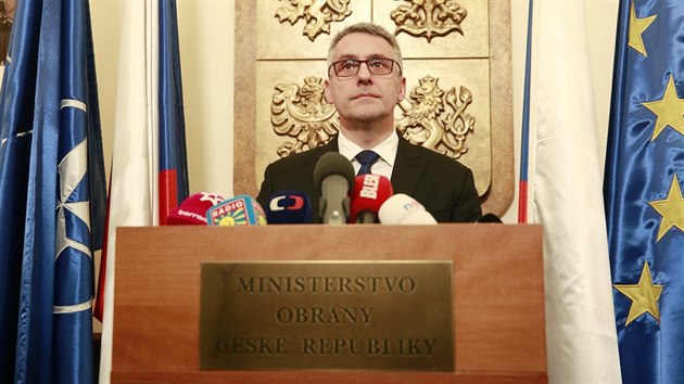 Ministr obrany Lubomr Metnar se na tiskov konferenci veejn omluvil, e ve sv diplomov prci dostaten neuvedl vechny zdroje. (27. ervence 2018)