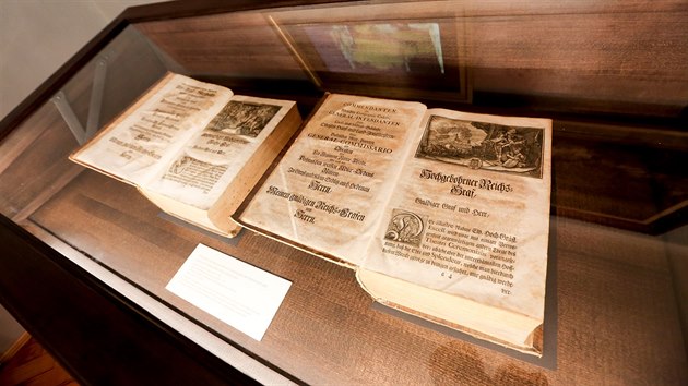 Výstava s názvem Dokonalý diplomat ukazuje na zámku v Jindřichově Hradci artefakty a předměty připomínající diplomatické mise rodu Černínů v 17. až 20. století.