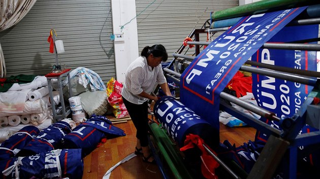 Čínská továrna, kde už vyrábí tisíce vlajek pro kampaň Donalda Trumpa v roce 2020