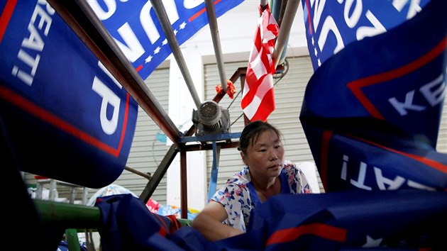 Čínská továrna, kde už vyrábí tisíce vlajek pro kampaň Donalda Trumpa v roce 2020