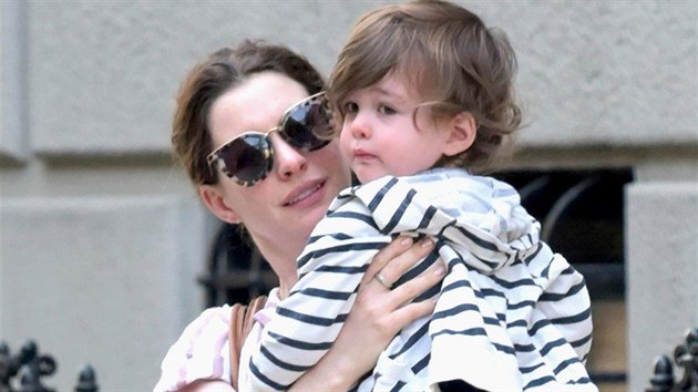 Anne Hathaway, Jonathan Shulman