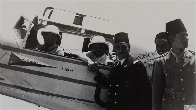 Posádka Tatry T-101 po přistání v Chartúmu.