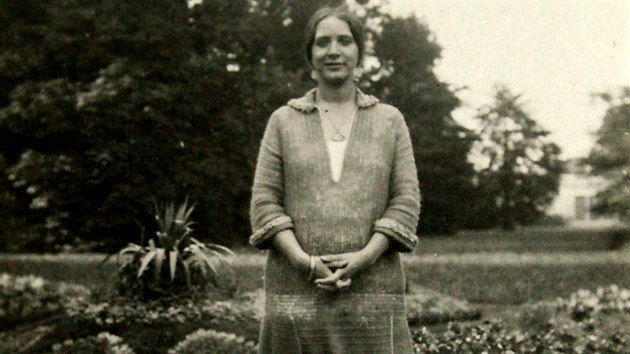 Margaretha (Greta) Bauerová v zámeckém parku v Kuníně na Novojičínsku. Po odchodu na jaře 1945 se tam nikdy nevrátila.