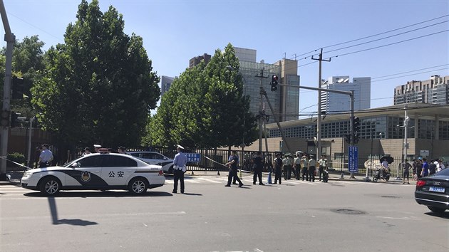 V blízkosti amerického velvyslanectví v Pekingu je hlášen výbuch. (26. 7. 2018)