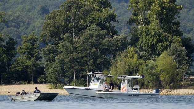 Na vodn ndri Table Rock Lake v Missouri se pevrhla lo a sedmnct lid zemelo. (20. ervence 2018)