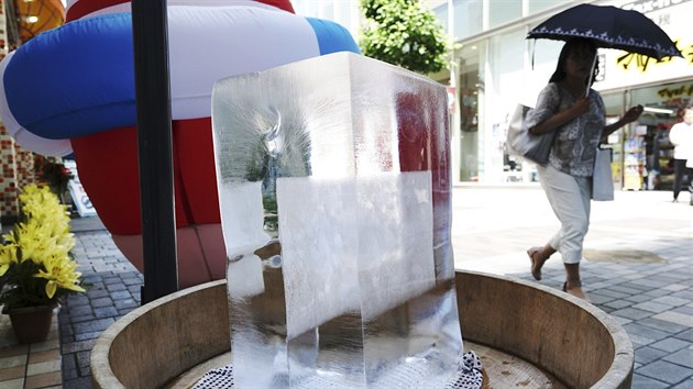Japonsko postihla vlna veder, v Tokiu proto instalovali velkou kostku ledu. (20. července 2018)