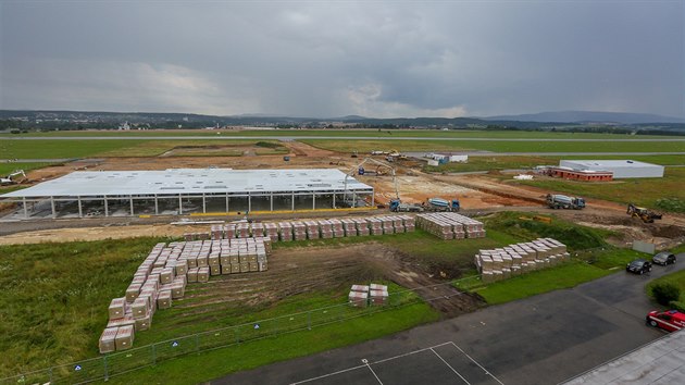 Při poslední fázi úprav za téměř půl miliardy korun se na letišti staví terminál a budova pro technické zázemí.