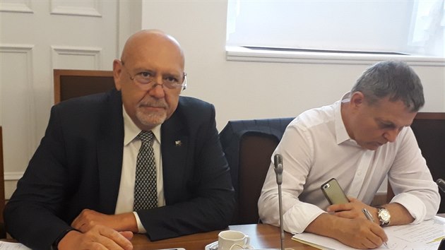 Poslanec KSM Leo Luzar a poslanec SSD Lubomr Zaorlek pi jednn parlamentn vyetovac komise k privatizaci OKD